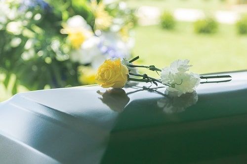 cremacion personas madrid con velatorio y corona de flores