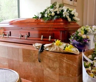 entierro con velatorio responso y flores-min