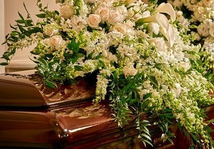 entierro con velatorio y corona de flores-min